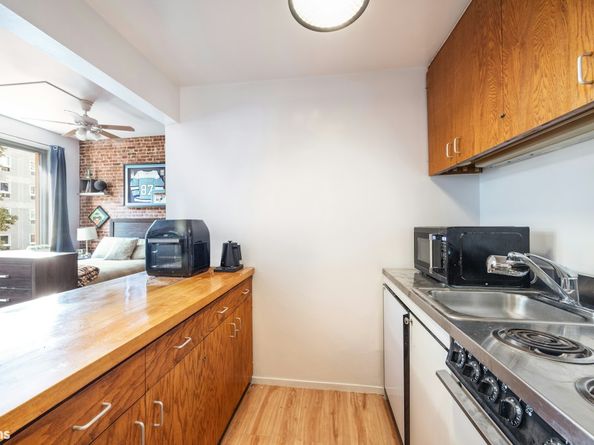59 West 90th Street 3F, New York NY 00000