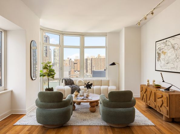 555 West 59th Street 17B, New York NY 10019