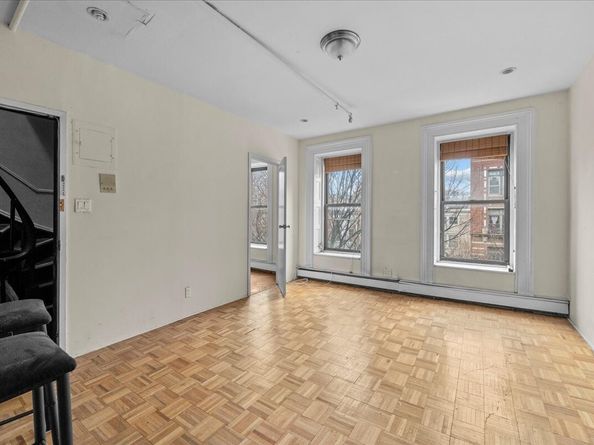 135 St James Place HSE, Brooklyn NY 11238