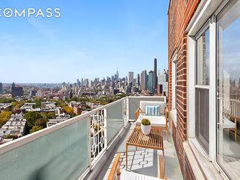 10 Plaza Street E