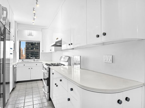 425 East 58th Street 18D, New York NY 10022