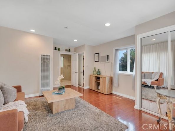 19419 Oxnard Street, Tarzana (los Angeles) CA 91356