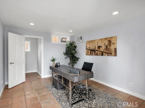 19419 Oxnard Street, Tarzana (los Angeles) CA 91356