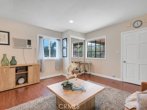19419 Oxnard Street, Tarzana (los Angeles) CA 91356