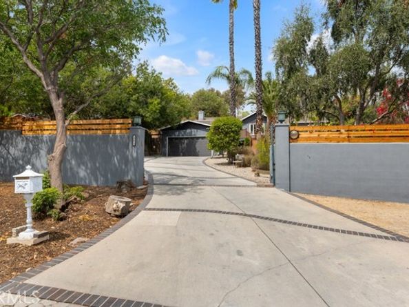 19419 Oxnard Street, Tarzana (los Angeles) CA 91356