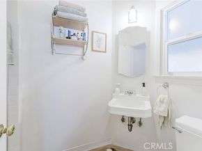 15439 Hart Street, Van Nuys (los Angeles) CA 91406