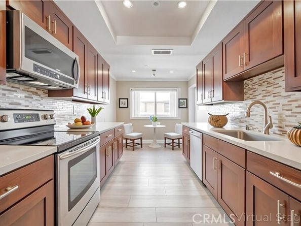 18230 Oxnard Street 110, Tarzana (los Angeles) CA 91356