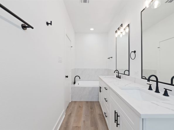 810 Elkhart Street B, Houston TX 77091