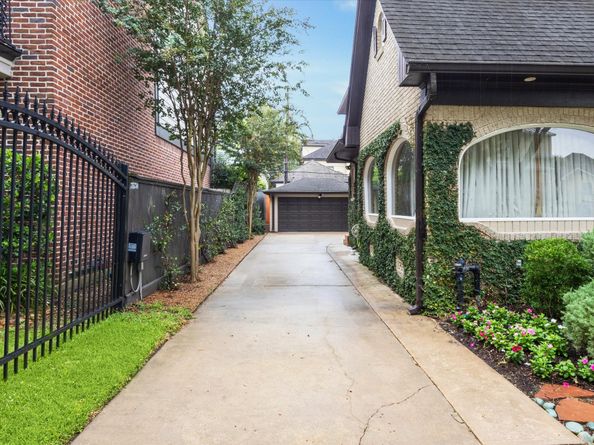 2807 Rice Boulevard, Houston TX 77005