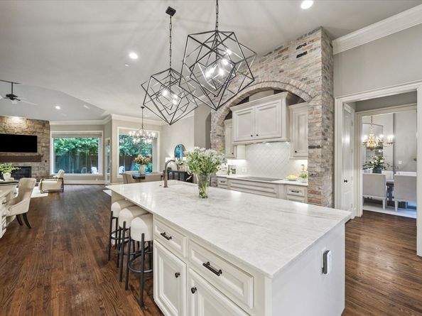 27 Williamsburg Lane, Bunker Hill Village TX 77024