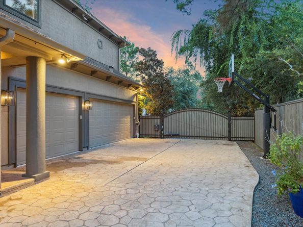 27 Williamsburg Lane, Bunker Hill Village TX 77024
