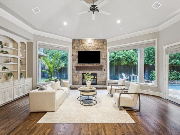 27 Williamsburg Lane, Bunker Hill Village TX 77024