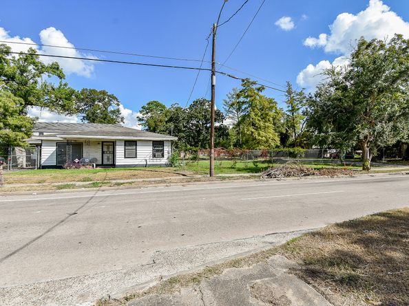2413 E Crosstimbers Street, Houston TX 77093