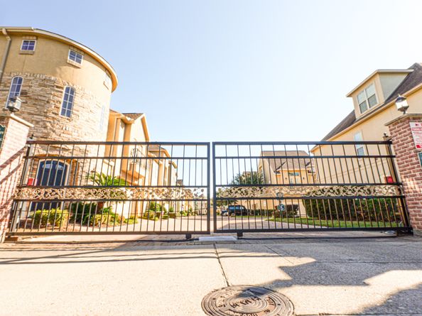 1314 Sherwood Springs Lane, Houston TX 77043