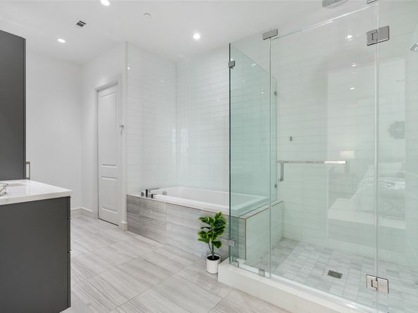 4521 San Felipe Street 1704, Houston TX 77027