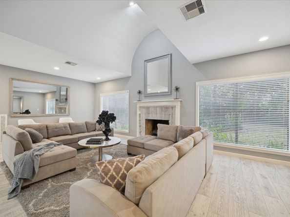 19 Thornhill Oaks Drive, Houston TX 77015