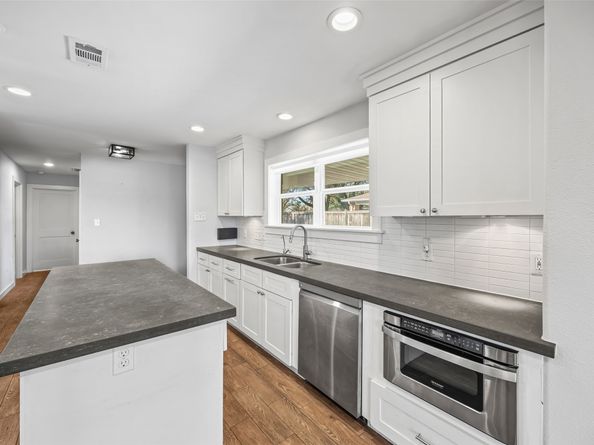 9715 Greenwillow Street, Houston TX 77096