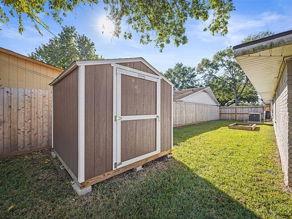 9715 Greenwillow Street, Houston TX 77096