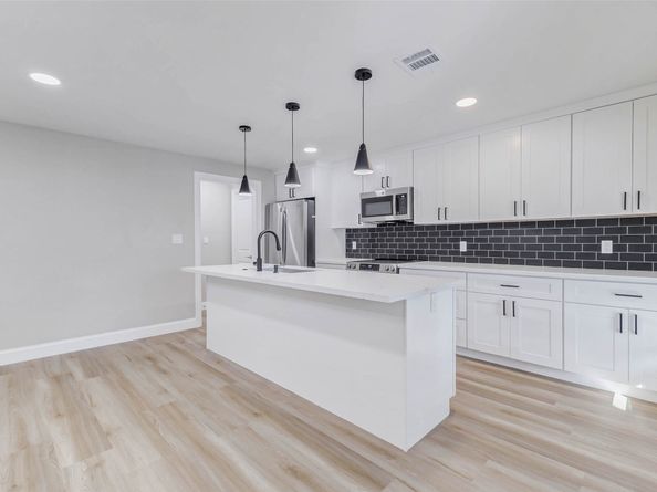 1054 Dewalt Street, Houston TX 77088