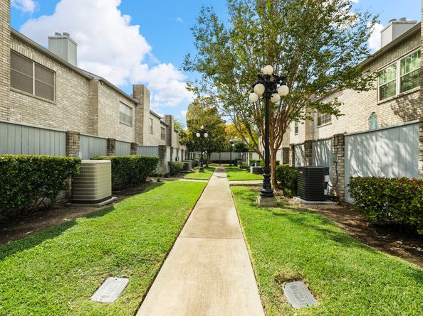 660 Wilcrest Drive 660, Houston TX 77042