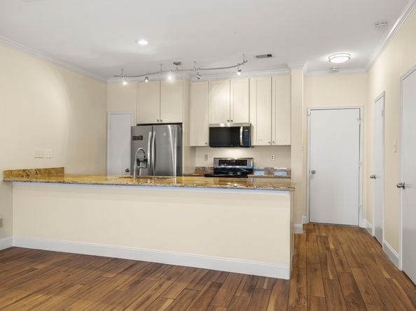 660 Wilcrest Drive 660, Houston TX 77042
