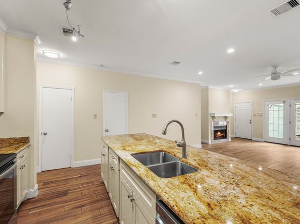660 Wilcrest Drive 660, Houston TX 77042
