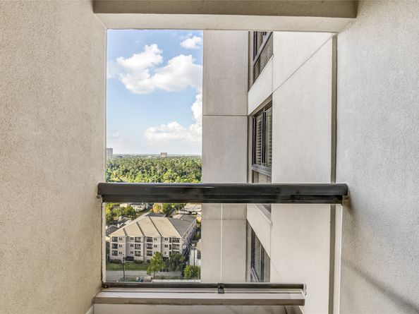 49 Briar Hollow Lane 1904, Houston TX 77027