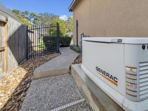 7 Club Oak Court, Kingwood TX 77339