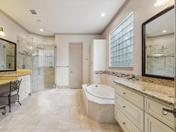 7 Club Oak Court, Kingwood TX 77339