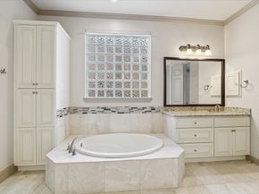 7 Club Oak Court, Kingwood TX 77339