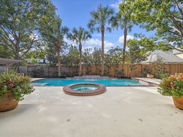 7 Club Oak Court, Kingwood TX 77339