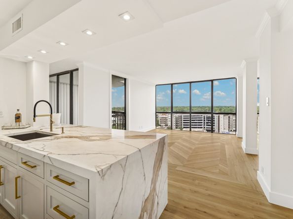 5001 Woodway Drive 1305, Houston TX 77056