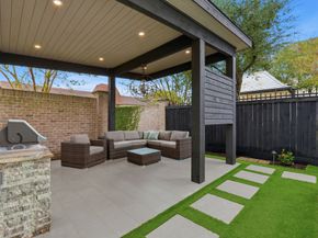 10933 Upland Park, Houston TX 77043