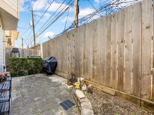 2634 Couch Street, Houston TX 77008