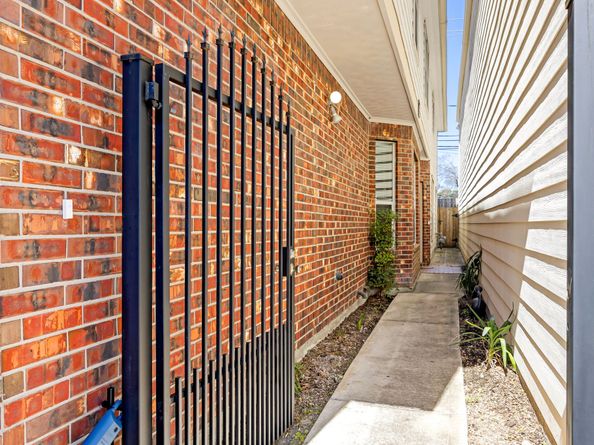 2634 Couch Street, Houston TX 77008
