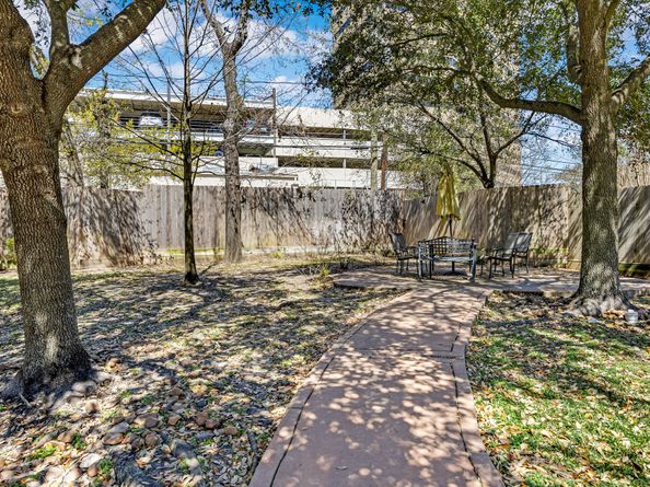 2634 Couch Street, Houston TX 77008