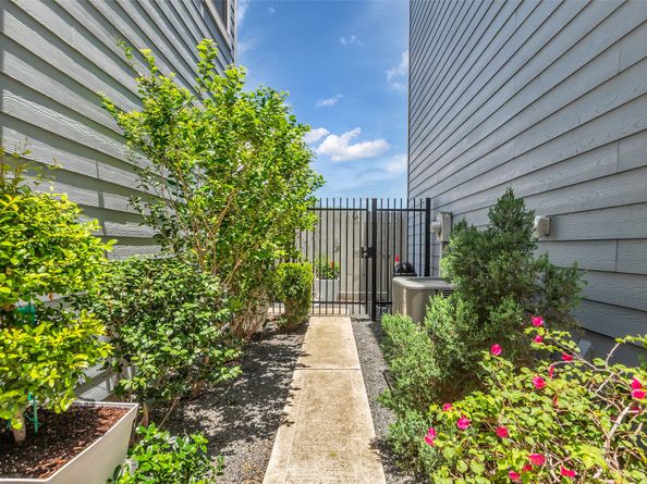 3009A Bell Street, Houston TX 77003