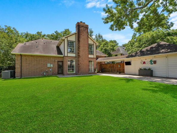 1017 Oak Knoll Court, Sugar Land TX 77498