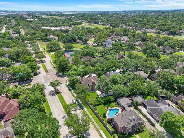 1017 Oak Knoll Court, Sugar Land TX 77498
