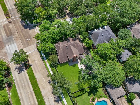 1017 Oak Knoll Court, Sugar Land TX 77498