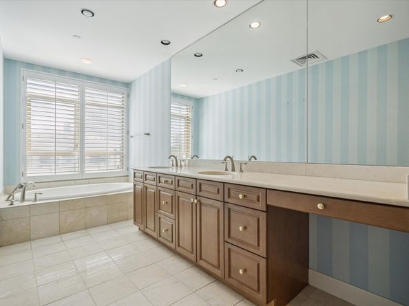 1100 Uptown Park Boulevard 23, Houston TX 77056