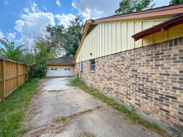 5907 Darkwood Drive, Houston TX 77088