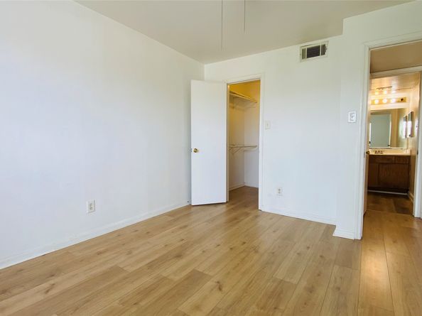 2824 S Bartell Drive 28, Houston TX 77054
