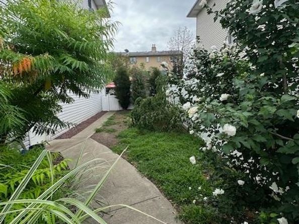 17 Acorn Dr, Secaucus NJ 07094