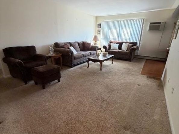 74 Riverview Ct, Secaucus NJ 07094