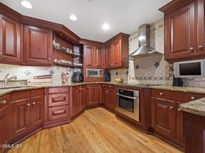 333 Palmer Hill Road 2E, Riverside CT 06878