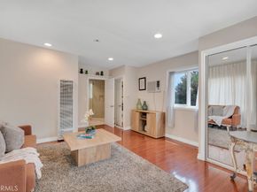 19419 Oxnard Street, Tarzana CA 91356
