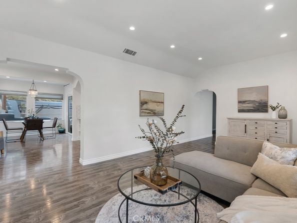 19419 Oxnard Street, Tarzana CA 91356