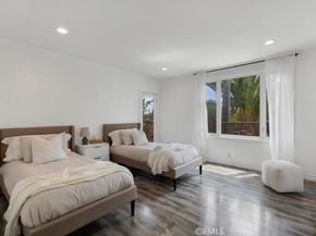 19419 Oxnard Street, Tarzana CA 91356