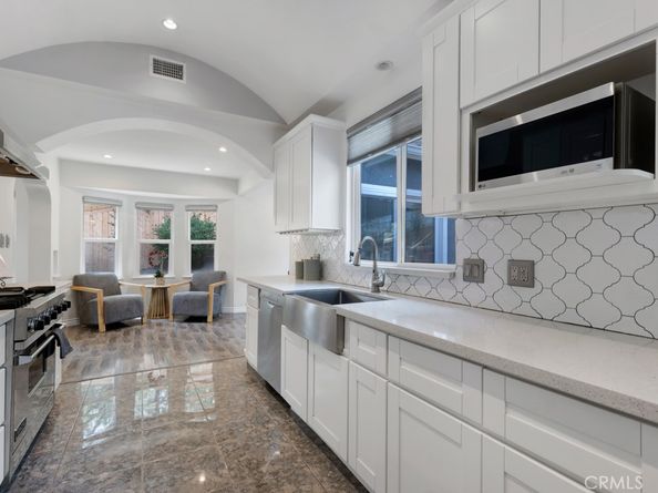 19419 Oxnard Street, Tarzana CA 91356